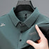 Imagem da Camisa Polo Swiss da Oron Store em fundo branco. Modelo masculino disponível nas cores azul escuro, verde, vinho, azul, verde escuro e preto. Camisa polo confeccionada em seda gelada, com gola tradicional e mangas curtas, proporcionando frescor e toque suave na pele. Ideal para o verão 2025, disponível nos tamanhos P ao G1. Moda masculina casual e sofisticada.