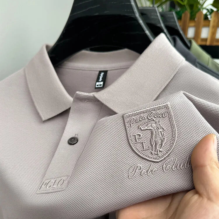 Camisa Polo Martin da Oron Store em fundo branco. Modelo masculino com corte clássico e mangas curtas, disponível nas cores cinza, bege, azul, preto, branco e verde. Confeccionada em tecido leve de algodão e poliéster, ideal para o verão 2025. Camisa polo casual e versátil, perfeita para adultos em busca de conforto e estilo. Disponível nos tamanhos P ao G2.